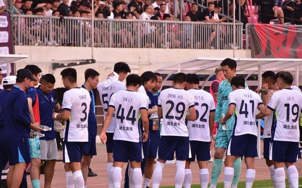 中超球队面临主场压力，困境重重