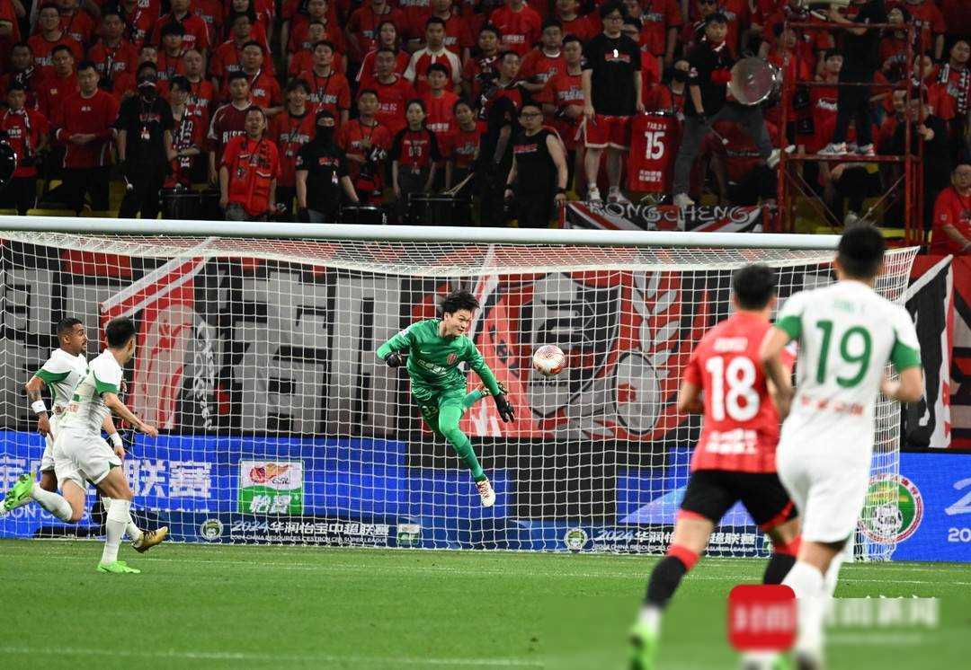 中超球员表现抢眼，赢得球迷掌声