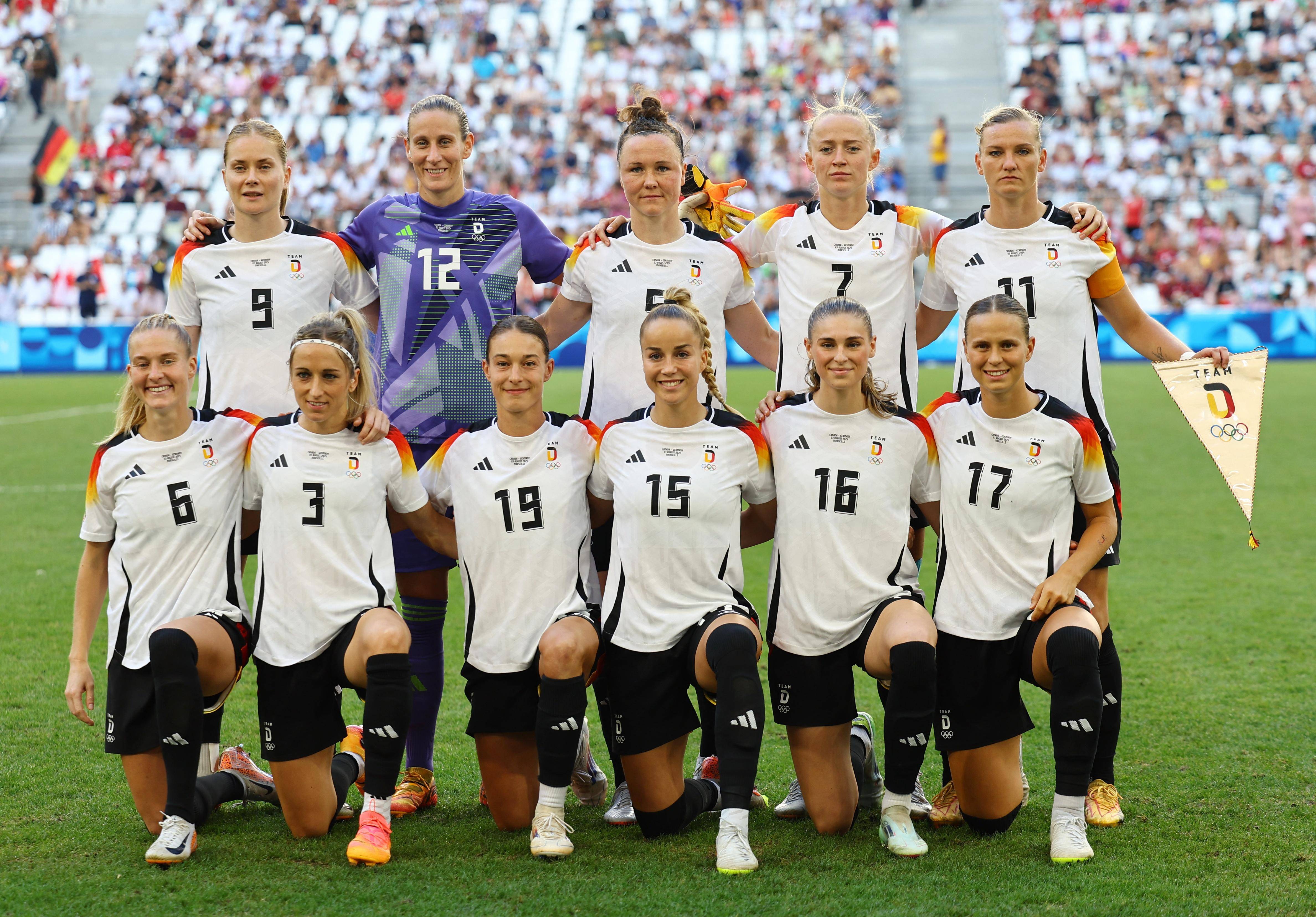 德国女足迎战南非队，赛事激烈