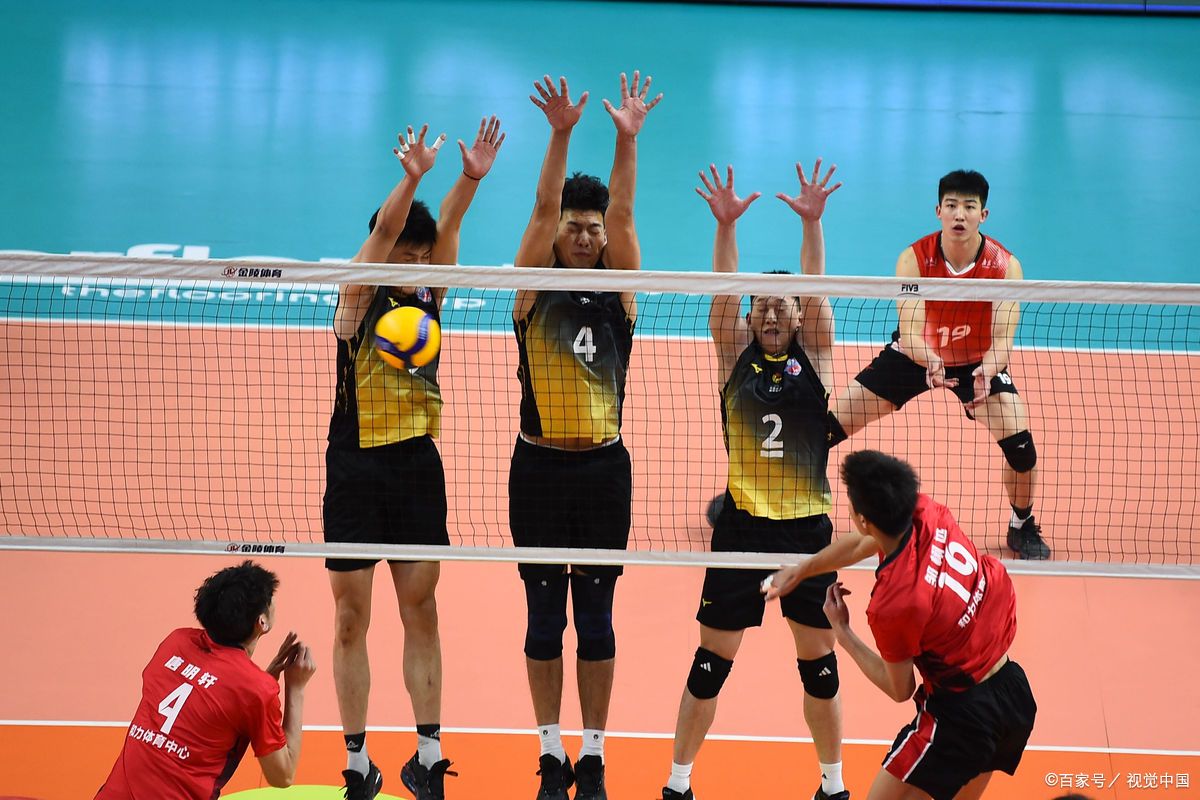 关于攻守兼备：排球选手展现实力的信息