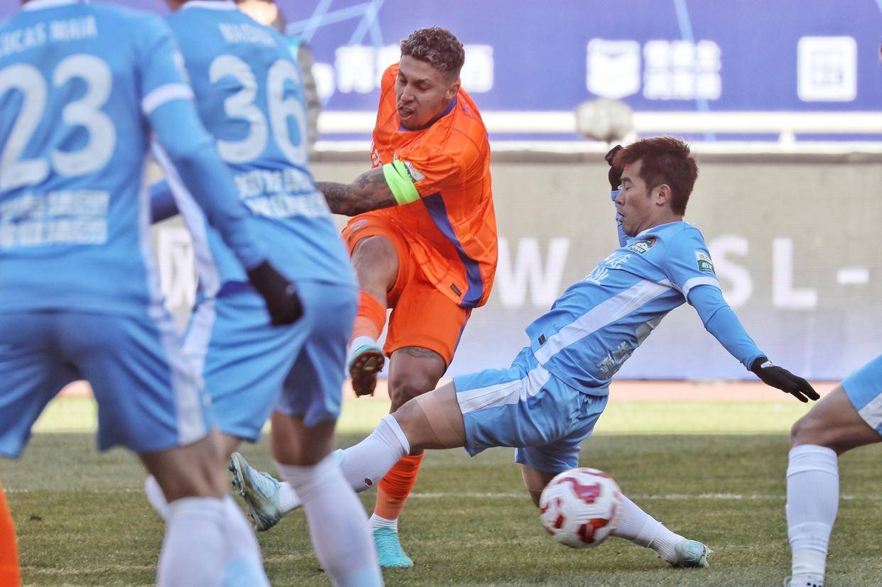 球员们在比赛中奉献精彩表现，赢得赞誉