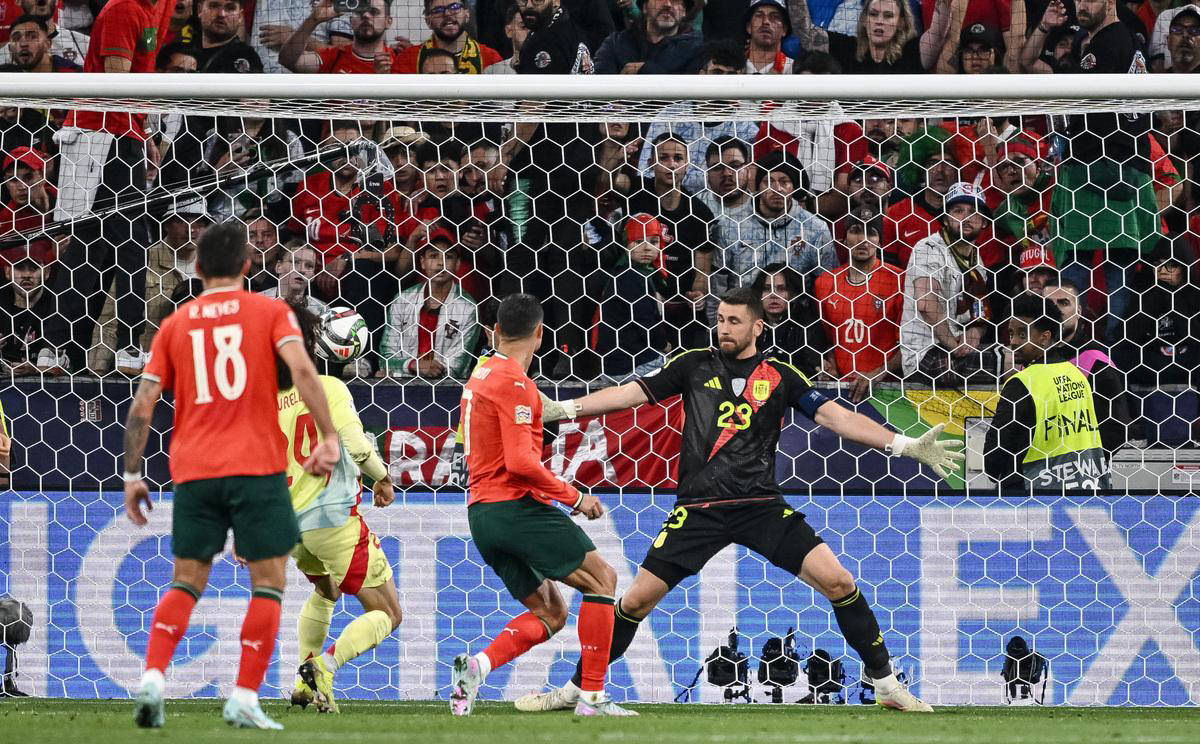 欧洲联赛首轮竞争激烈，球队全力以赴