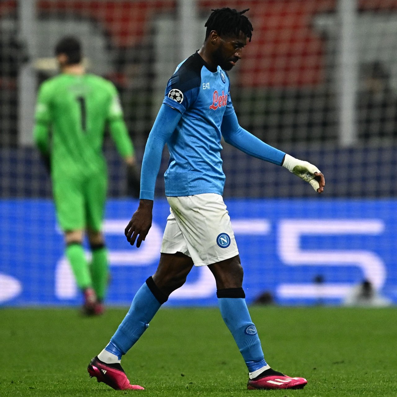 开云体育直播-关于那不勒斯中场连续吃牌，遭遇停赛危机的信息