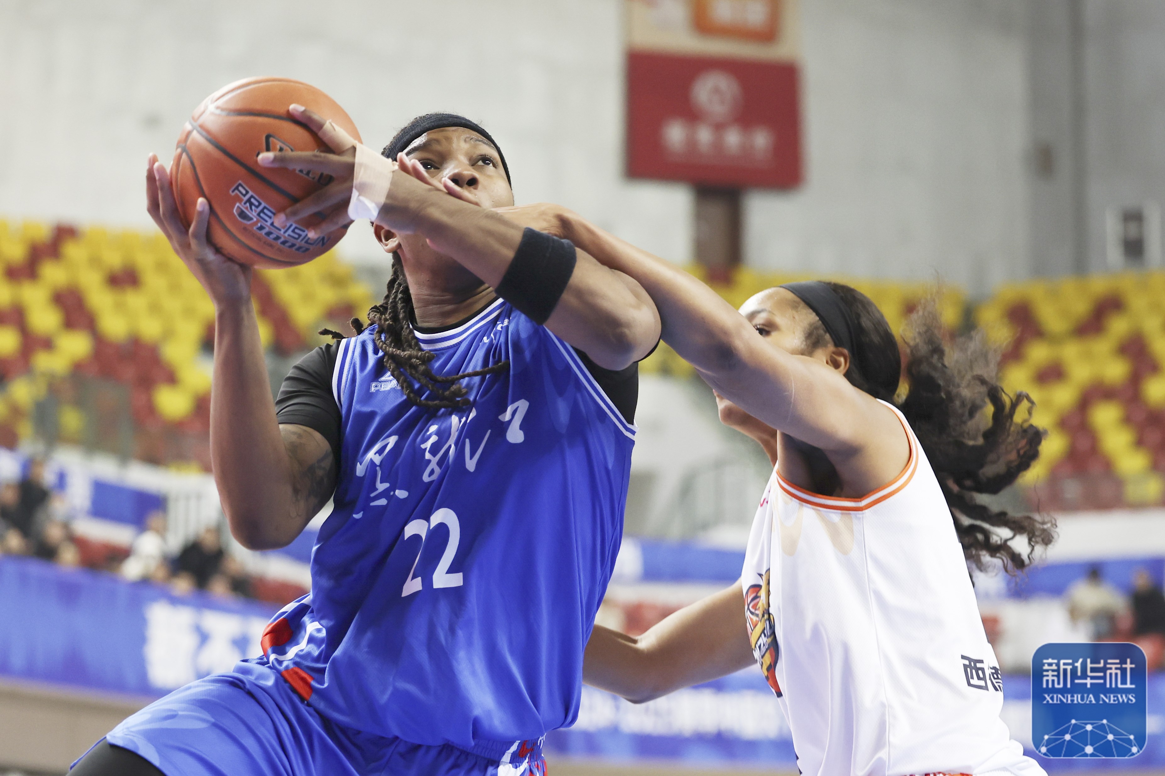 开云体育网页版-关于赛场上球员斗志昂扬，场面火爆热情的信息