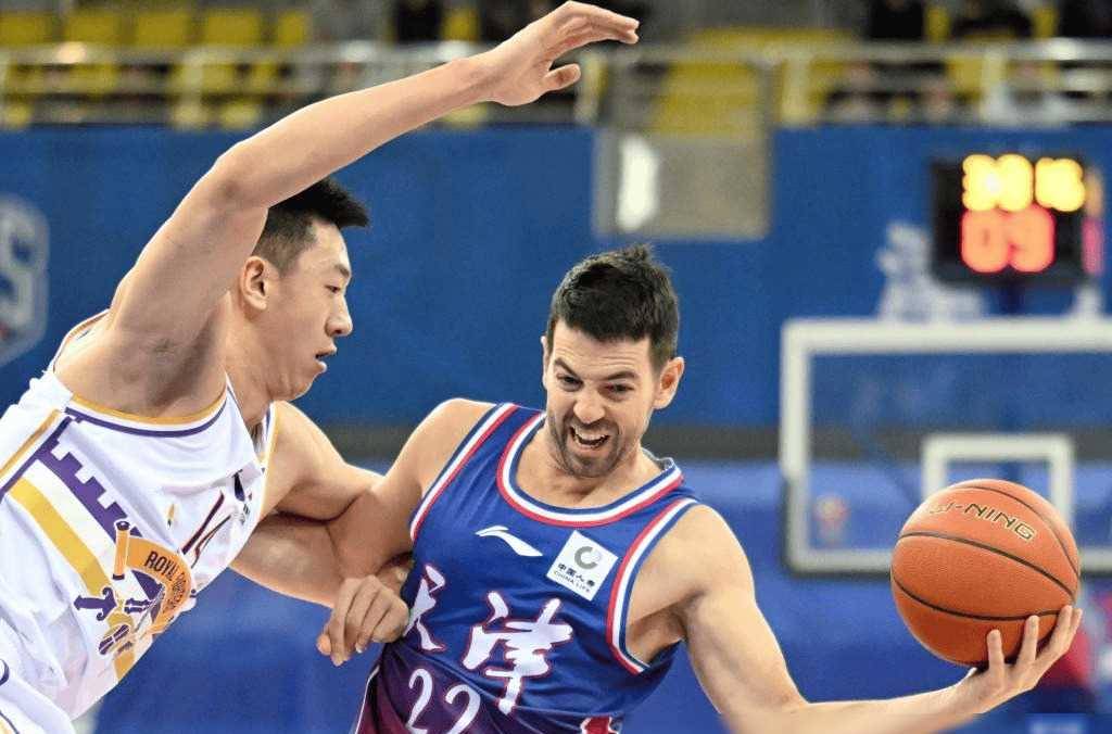 上海大鲨鱼势不可挡，打破对手防线