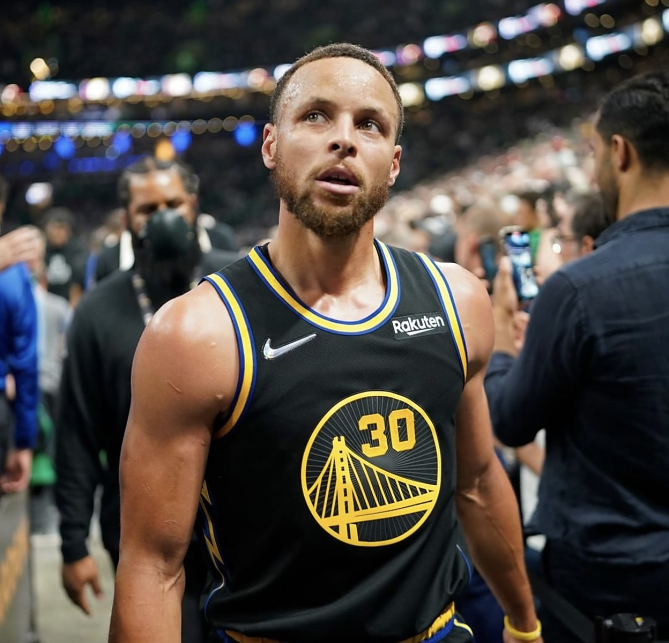 篮球巨星库里复出，勇士狂胜马刺