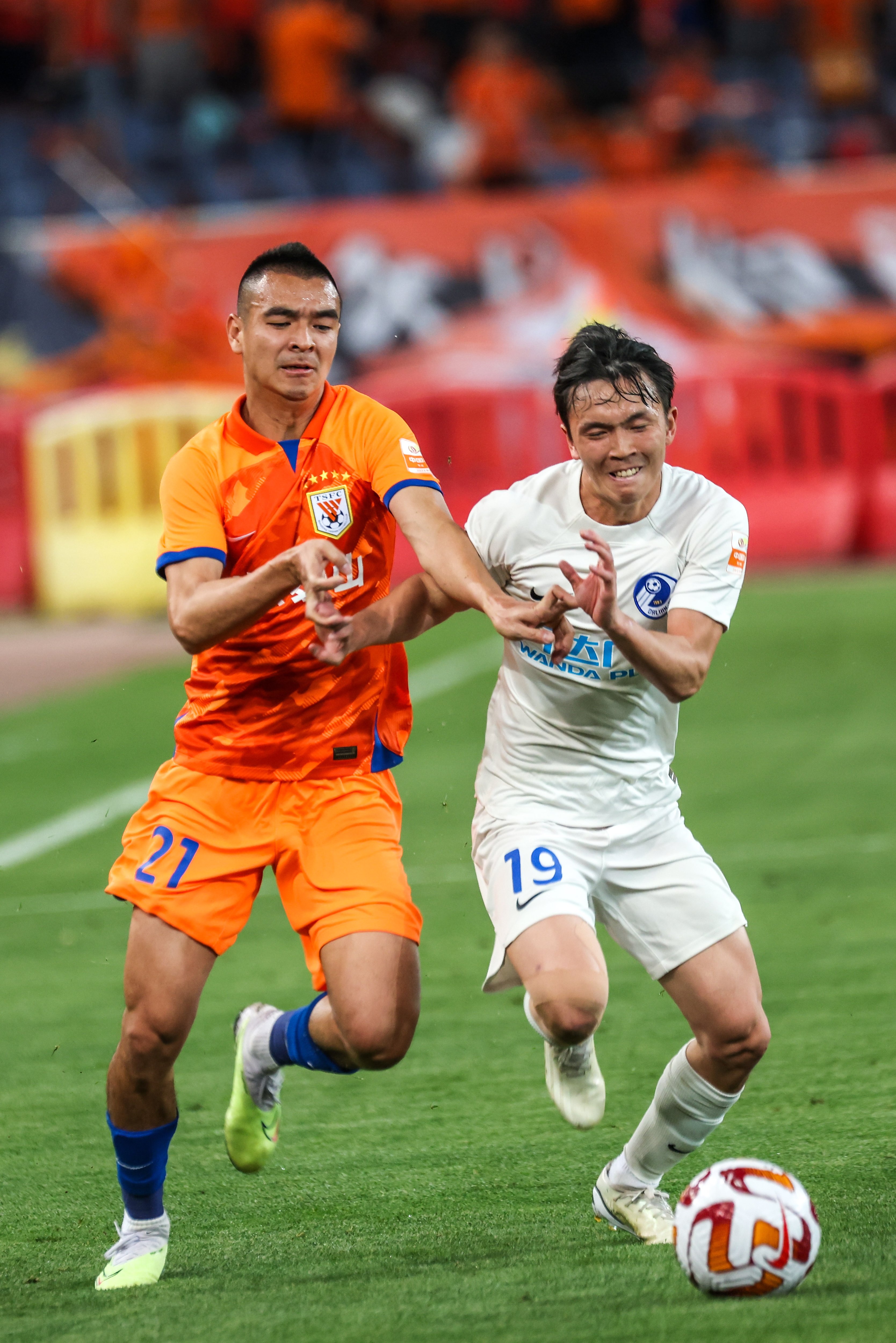 足球队员风采犹存，踢球技术精湛引人侧目