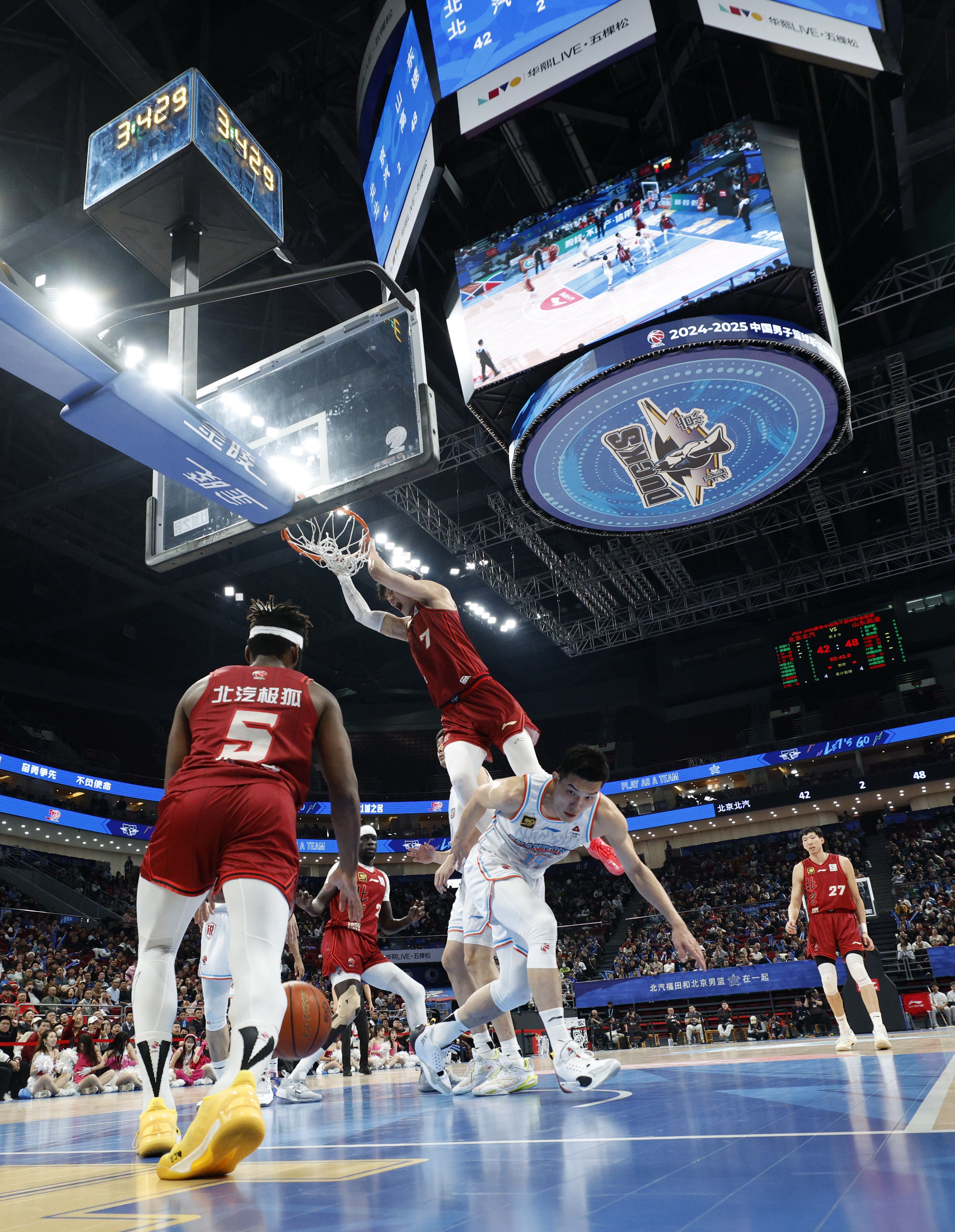 开云体育亚洲官网-一场场比赛激情上演，双方球队表现拼搏的简单介绍