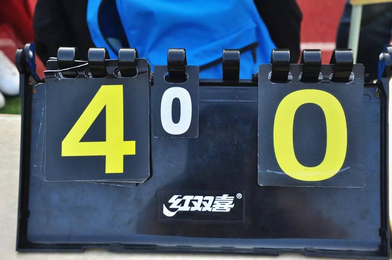 球队在比赛中逐步拉开分数差距，确保胜利